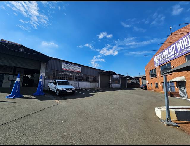 1,046M² WAREHOUSE FOR SALE IN ACTIVIA PARK